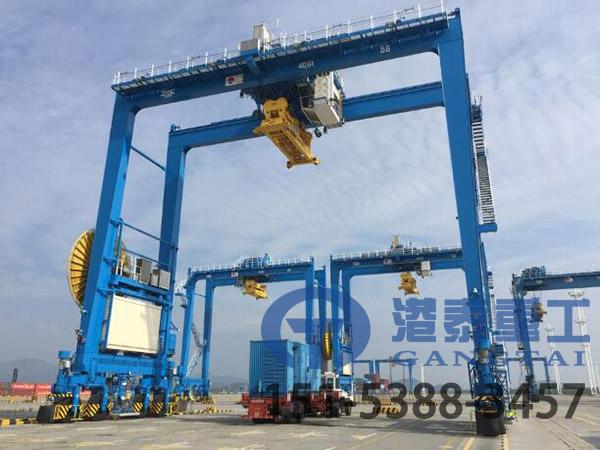 湖北黄冈港口轮胎式起重机厂家如何维护和保养轮胎式起重机的吊臂伸缩和变幅功能？