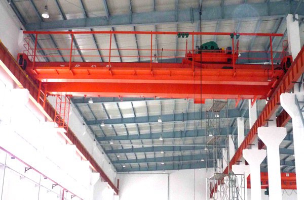 新疆喀什桥式起重机厂家车轮啃轨原因分析